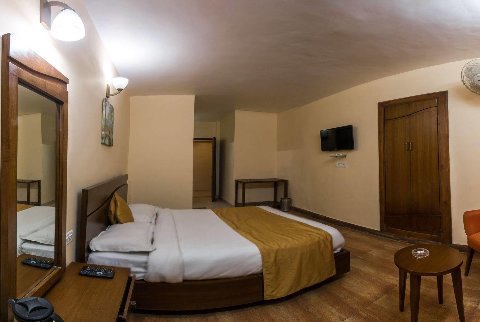 โฮเต็ล ฮิมาลายา Hotel ไนนิตาล ภายนอก รูปภาพ